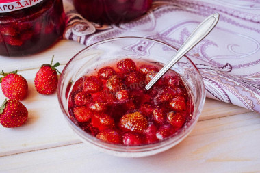 Strawberries in syrup for winter