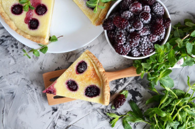 Pie with frozen shortbread blackberries in the oven