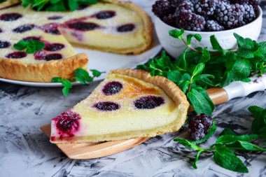 Pie with frozen shortbread blackberries in the oven