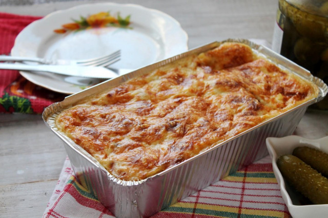 Potato casserole with minced chicken in the oven