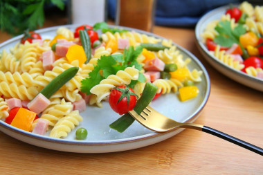 Italian salad with pasta and ham