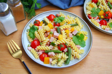 Italian salad with pasta and ham