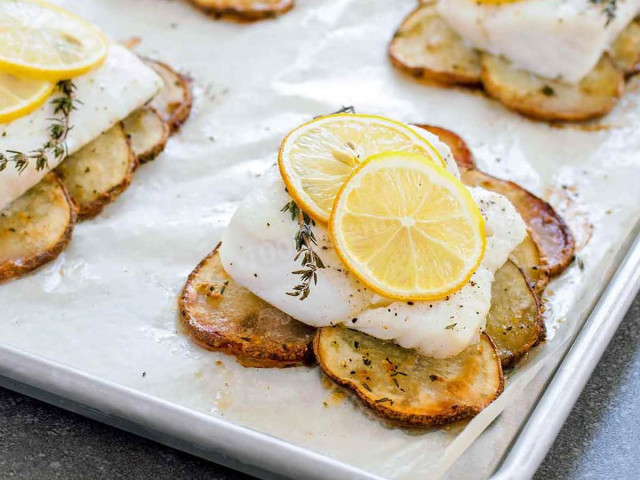 Halibut with potatoes in the oven