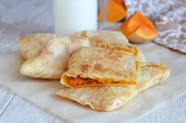 Moldovan placinds with pumpkin in the oven