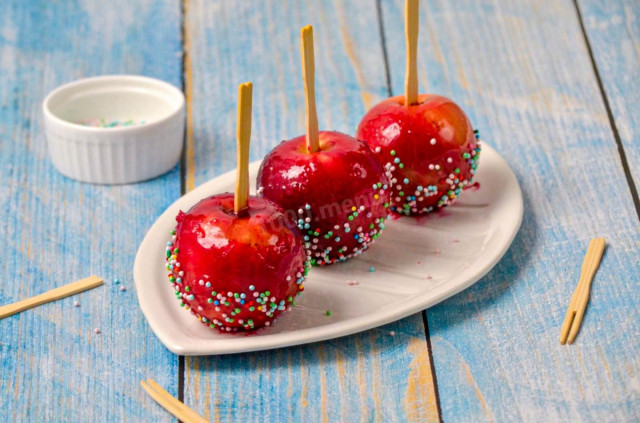 Caramel apples at home