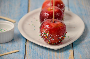 Caramel apples at home