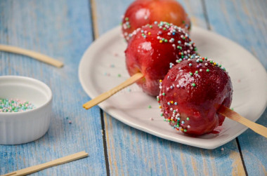 Caramel apples at home