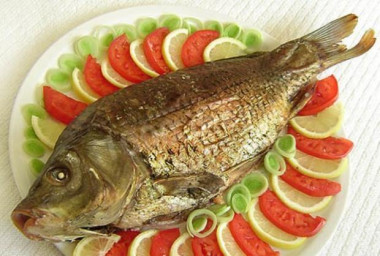 Whole carp baked in mayonnaise in the oven