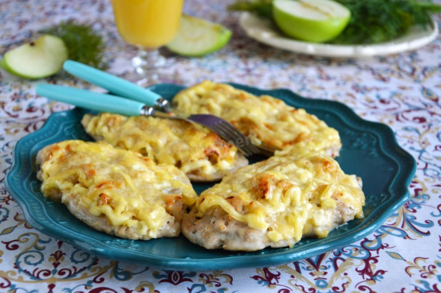 Chicken fillet with apples in the oven