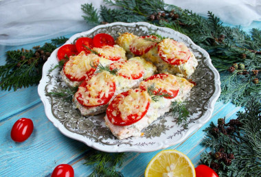 Baked red fish in sour cream in the oven