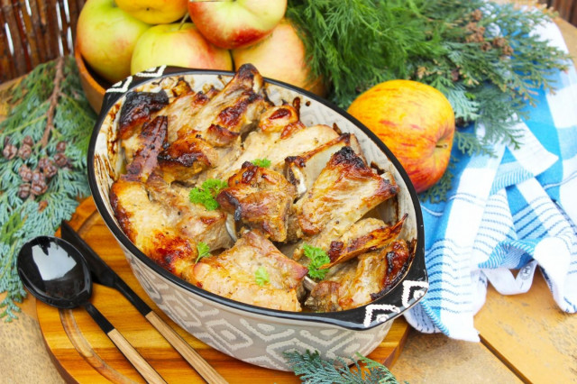 Pork ribs with apples and honey in the oven