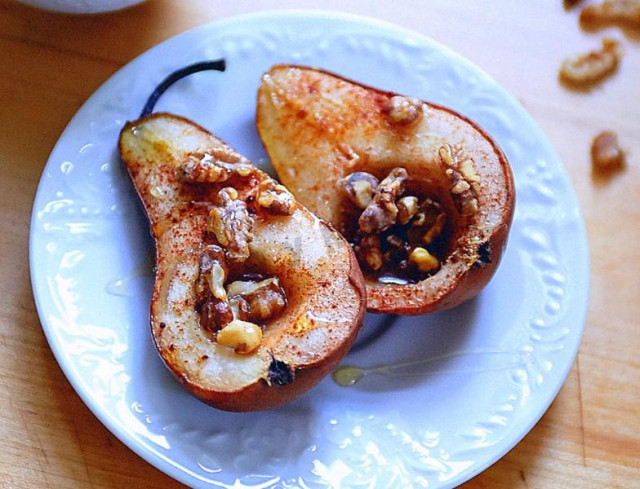 Pears in the oven with syrup and nuts