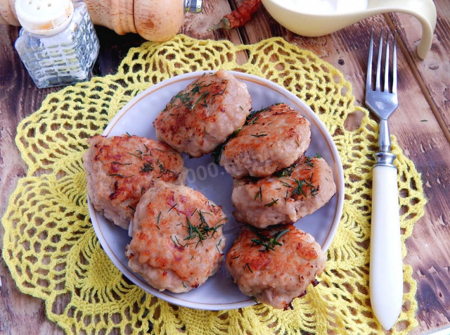 Minced beef patties with egg in the oven