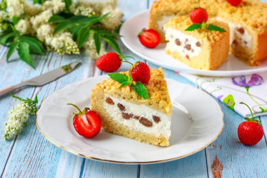 Shortbread pie with cottage cheese in the oven