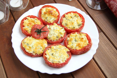 Tomato halves stuffed with egg and yogurt in the oven