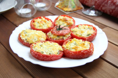 Tomato halves stuffed with egg and yogurt in the oven