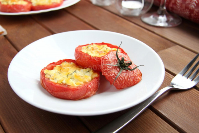 Tomato halves stuffed with egg and yogurt in the oven