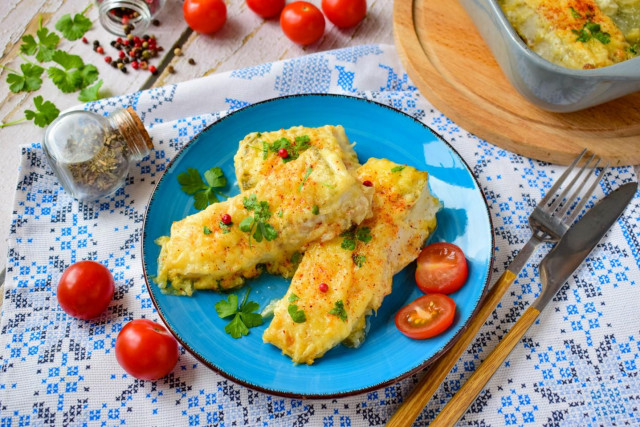 Pike perch fillet, baked in sour cream in the oven