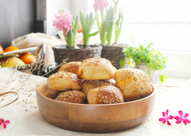 Mini yeast pies in the oven