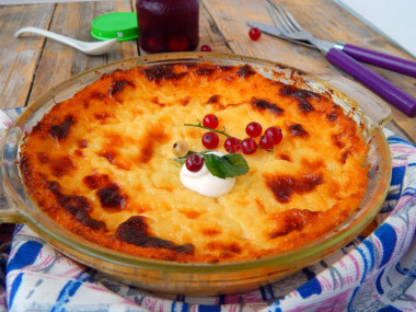 Cottage cheese casserole with semolina and vanilla flavor in the oven