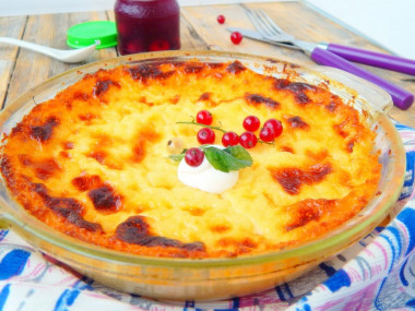 Cottage cheese casserole with semolina and vanilla flavor in the oven