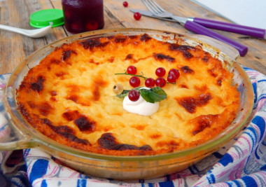 Cottage cheese casserole with semolina and vanilla flavor in the oven