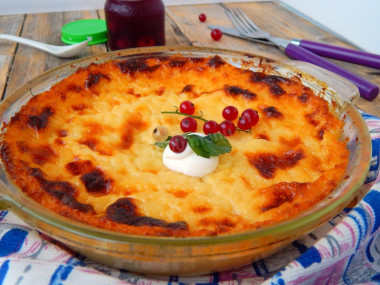 Cottage cheese casserole with semolina and vanilla flavor in the oven