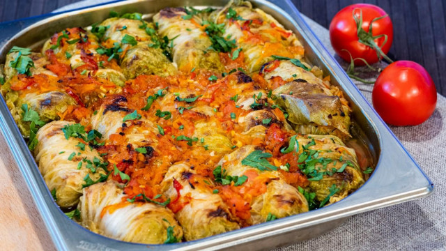 Cabbage rolls from Peking cabbage with bell pepper in the oven