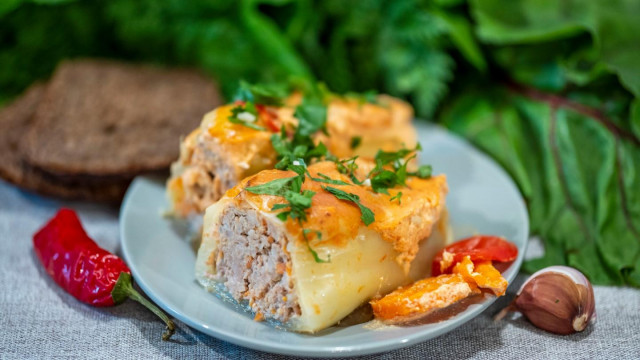 Stuffed bell pepper in the oven with sour cream