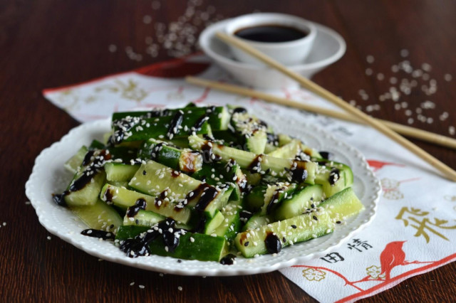 Salad with sesame, cucumber and soy sauce