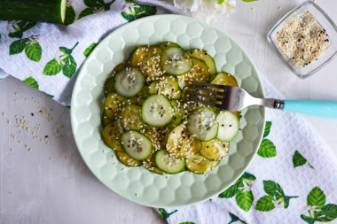 Salad with sesame, cucumber and soy sauce