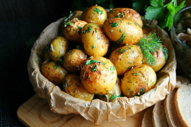 Small potatoes in the oven in the skin entirely