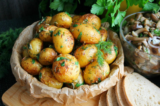 Small potatoes in the oven in the skin entirely