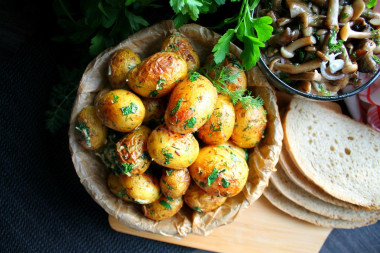 Small potatoes in the oven in the skin entirely