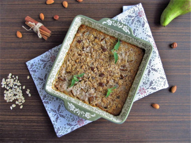 Spicy oatmeal with pears and nuts in the oven