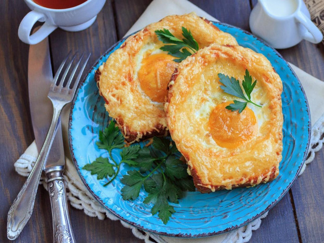 Croutons with egg in the oven