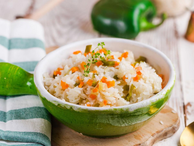 Rice with carrots and onions in the oven