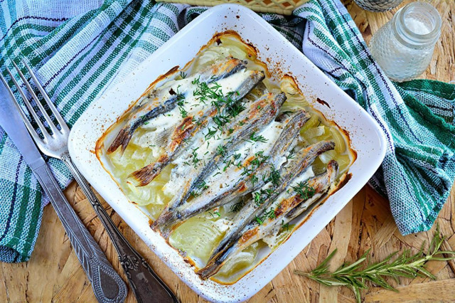 Capelin with onions in the oven