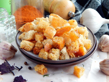 Bread croutons with black pepper and basil in the oven