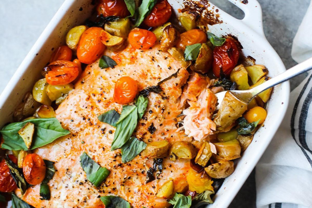 Salmon with vegetables in the oven