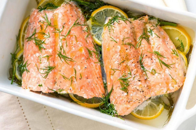 Salmon with lemon in the oven