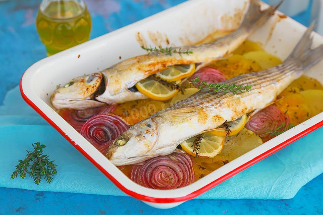 Mullet in the oven with potatoes