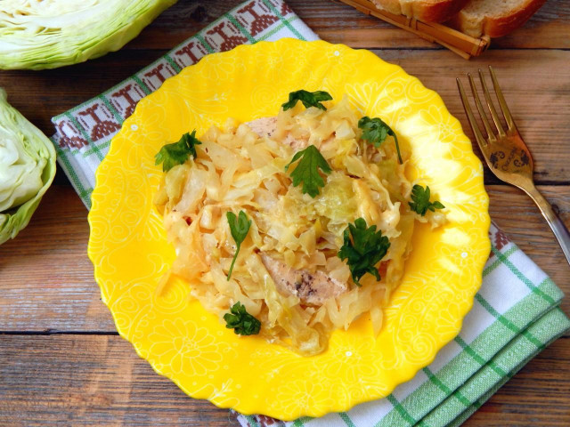 Chicken with fresh cabbage, sour cream and cheese in the oven