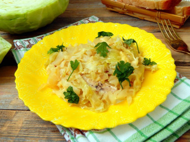 Chicken with fresh cabbage, sour cream and cheese in the oven