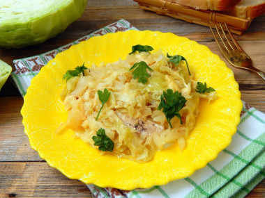 Chicken with fresh cabbage, sour cream and cheese in the oven