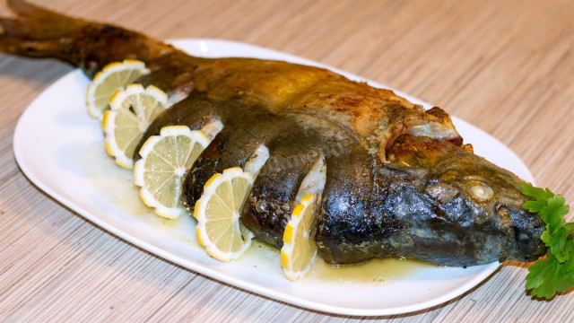 Carp with vegetables in the oven