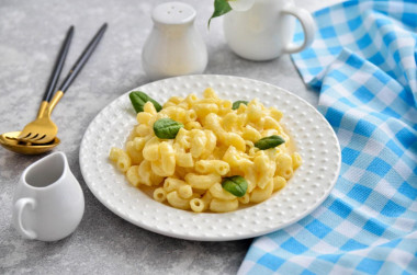 Macaroni with milk and cheese on frying pan