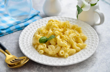 Macaroni with milk and cheese on frying pan