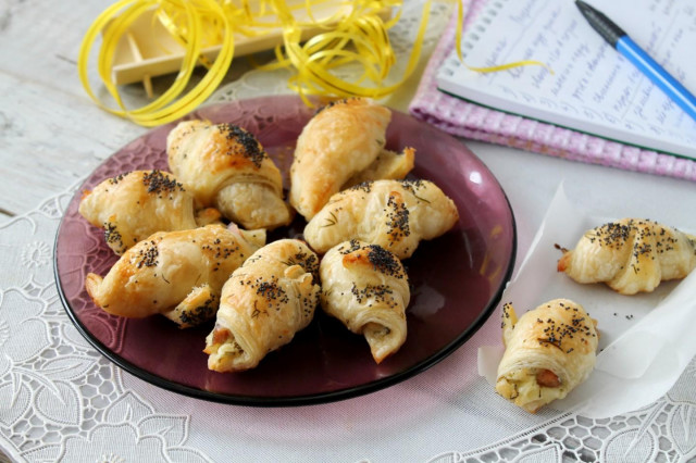 Puff pastry bagels with red fish and cheese in the oven