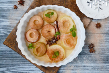 Apples baked in slices in the oven with cinnamon and syrup